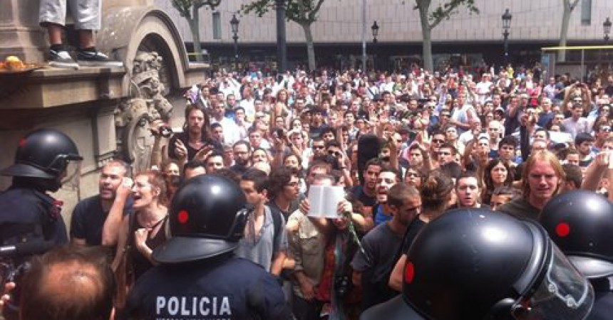 La multitud recupera la plaça Catalunya i en fa fora els Mossos