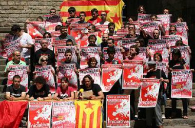 Militants de l’esquerra independentista catalana donen suport a Iniciativa Internacionalista