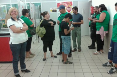Membres de la PAH del Penedès expropien un supermercat de Vilafranca