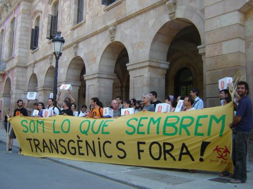 Protesta contra els transgènics davant del Parlament de Catalunya