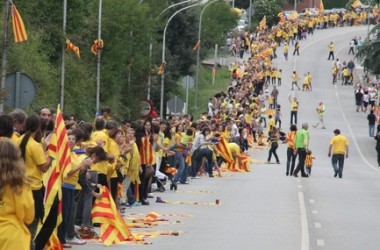 Una gegantina cadena humana per la independència reclama la consulta el 2014