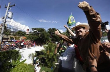 El president legítim hondureny retorna al país