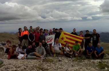 L’estelada ascendeix al cim d’Aitana davant la presència de l’exèrcit espanyol