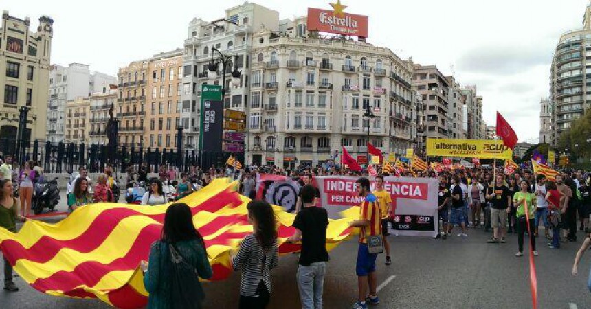 Milers de persones es manifesten a València pel 9 d’Octubre (+ galeria d’imatges)