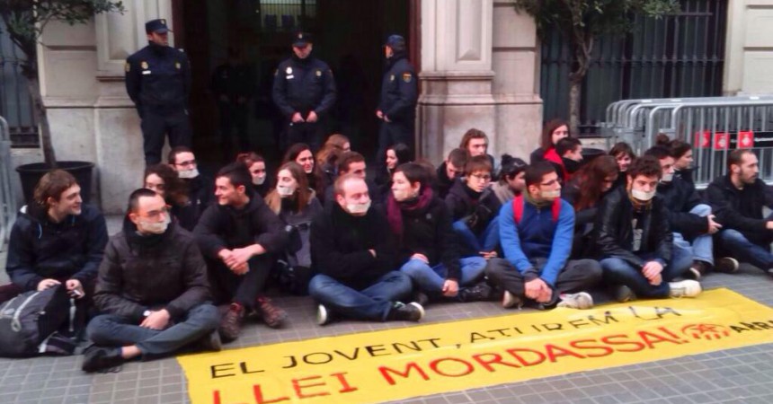 Arran protesta davant la comissaria de policia de Barcelona contra la Llei Mordassa