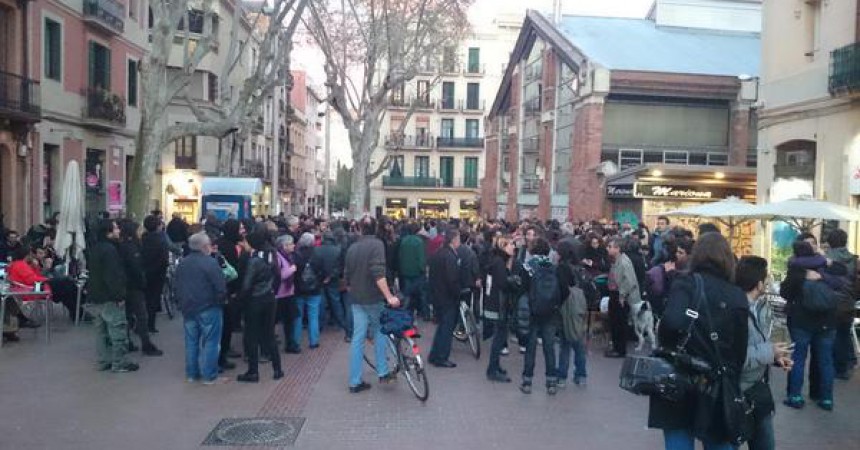 Desenes de persones es manifesten a Barcelona en suport a les detingudes per l’Operació Piñata