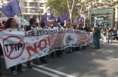 Milers de persones es manifesten contra el TTIP a Barcelona i València