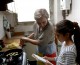 El 80% dels avis destina part de la pensió a ajudar els fills