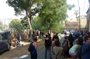 La reacció dels veïns frena els matons de Desokupa a La Clota, a Barcelona