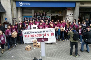 Arran reivindica el referèndum ocupant la seu del PP a Barcelona