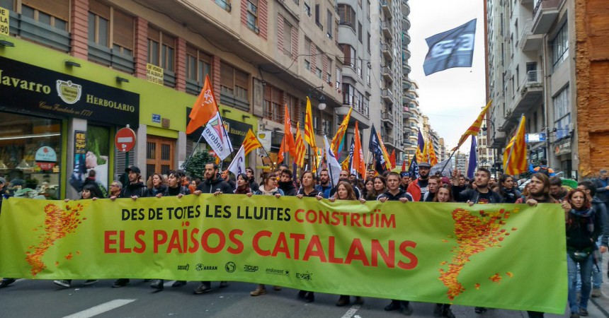 Milers de persones reivindiquen la independència dels Països Catalans a la manifestació de València